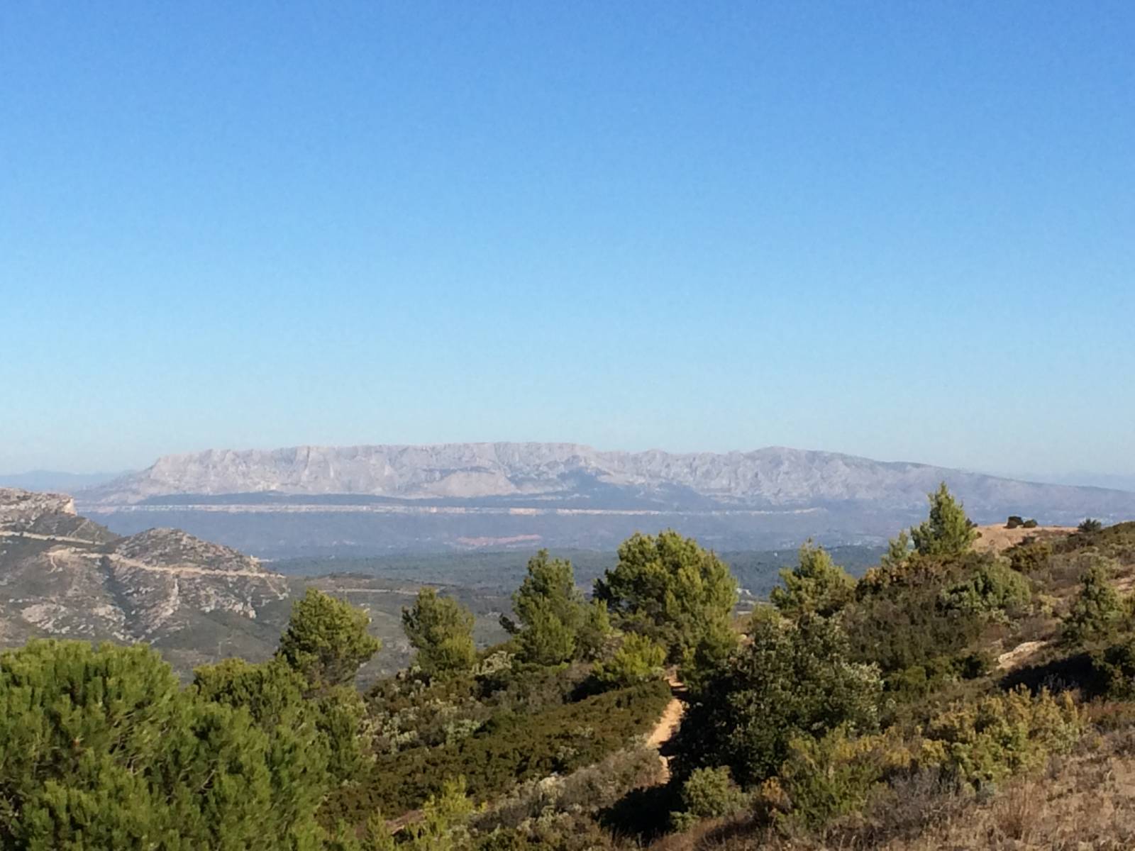 Contact Hôtel Marseille aubagne la sainte victoire vue du garlaban