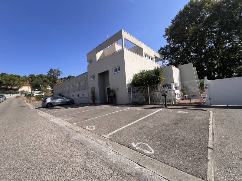 Parking gratuit avec bornes recharge