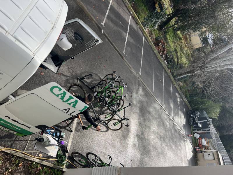 Caja Rural en pleine vérification technique des vélos